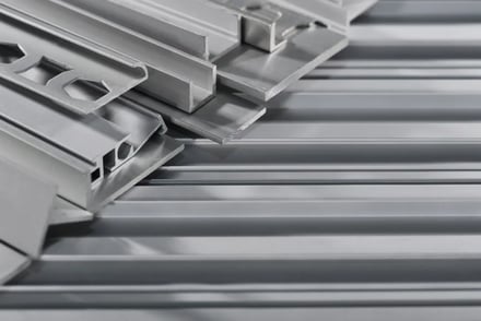 Aluminium extrudé : avantages, propriétés et applications