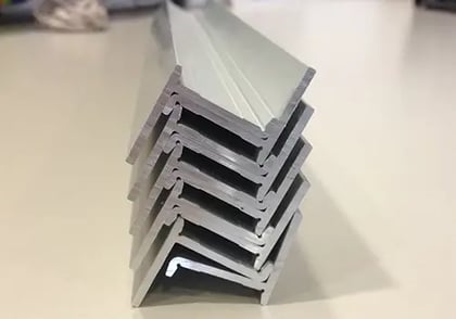 Différence entre l'acier et l'aluminium : comparaison des profilés