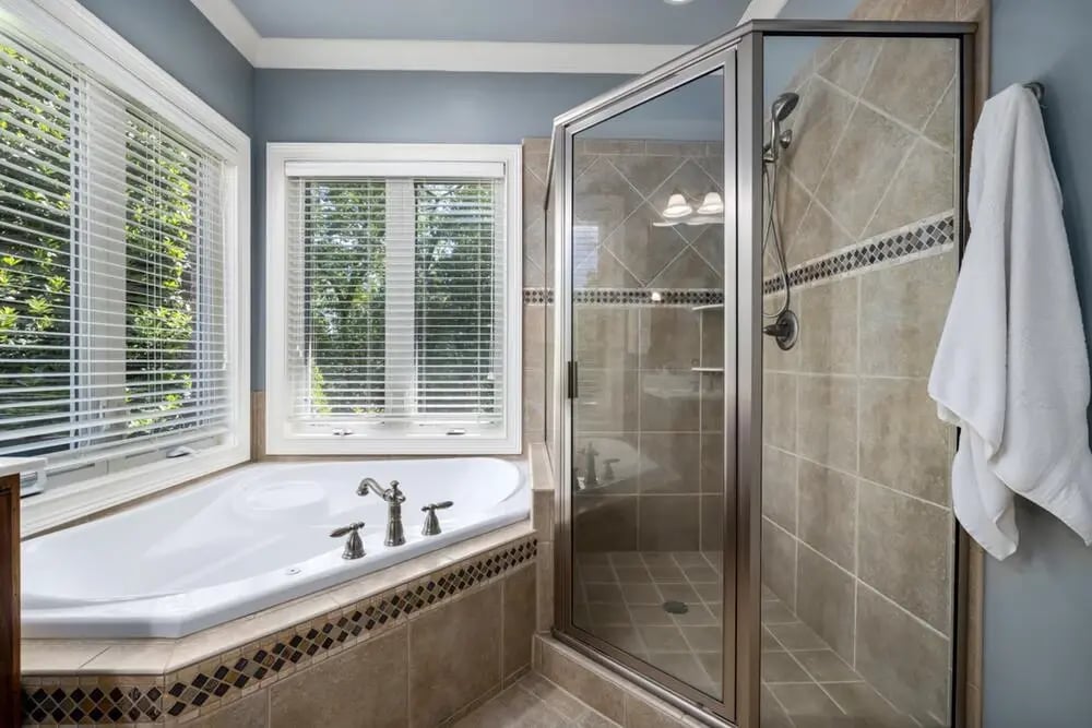 Produzione profili alluminio per box doccia