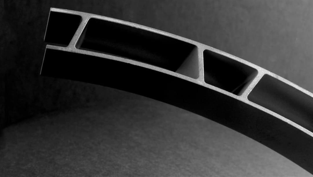 image Guida ai profili in alluminio anodizzato nero: uso e vantaggi nei progetti moderni