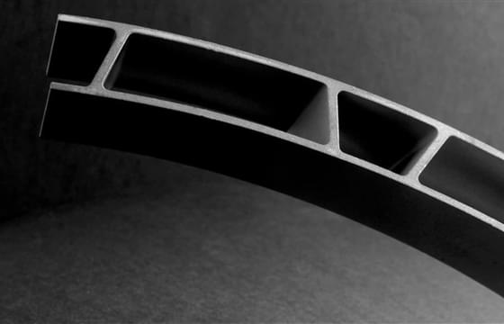 immagine anteprima Guida ai profili in alluminio anodizzato nero: uso e vantaggi nei progetti moderni